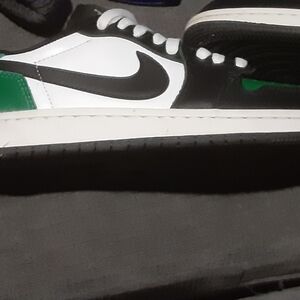Nike Black, White, and Green Men's Sneakers